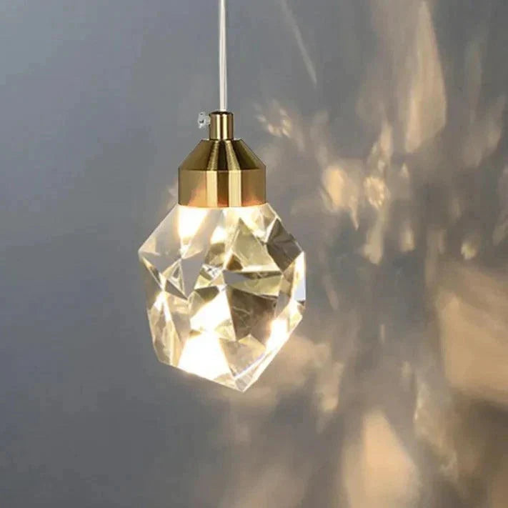 Luminaire Élégant en Cristal Taillé et Laiton Doré IL582749-ILLUMEEN.COM