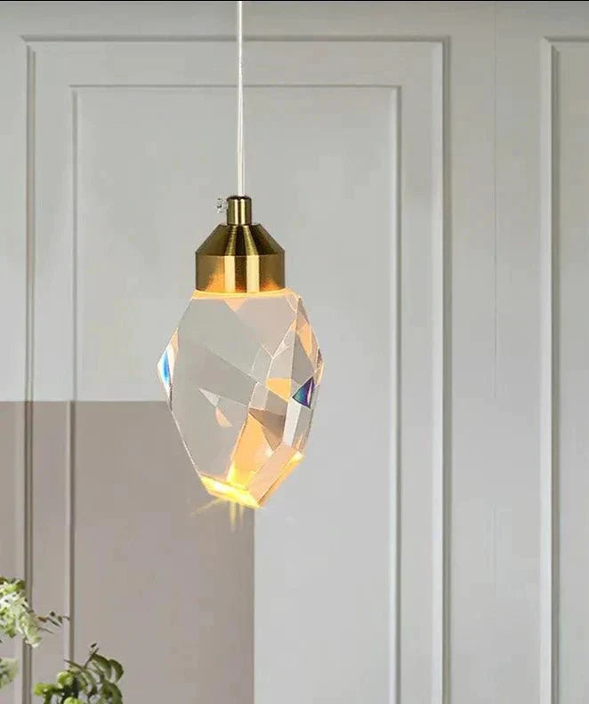Luminaire Élégant en Cristal Taillé et Laiton Doré IL582749-ILLUMEEN.COM