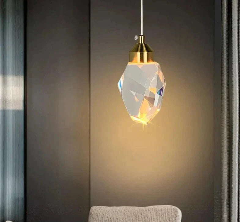 Luminaire Élégant en Cristal Taillé et Laiton Doré IL582749-ILLUMEEN.COM