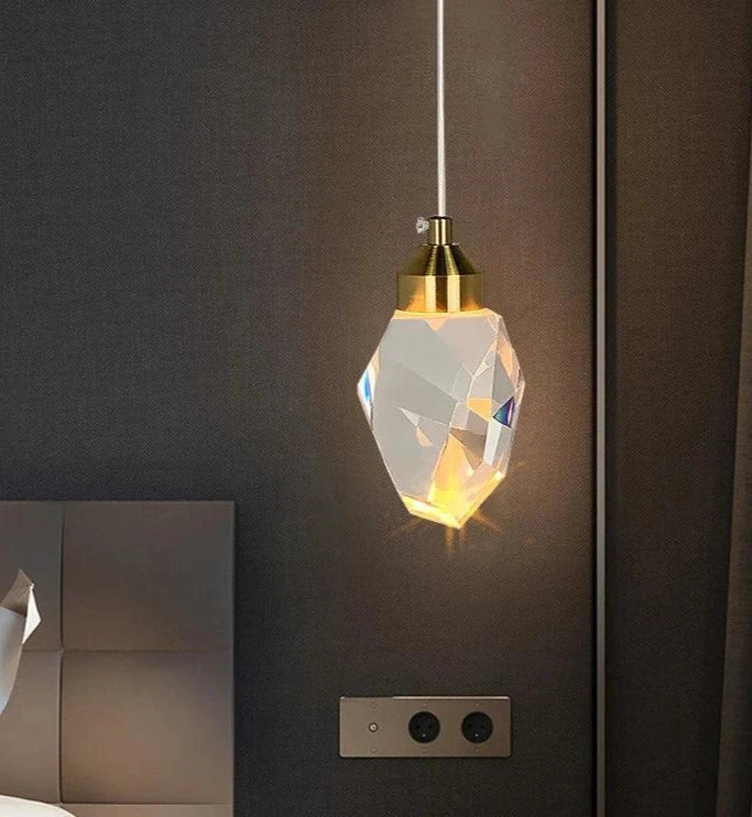 Luminaire Élégant en Cristal Taillé et Laiton Doré IL582749-ILLUMEEN.COM