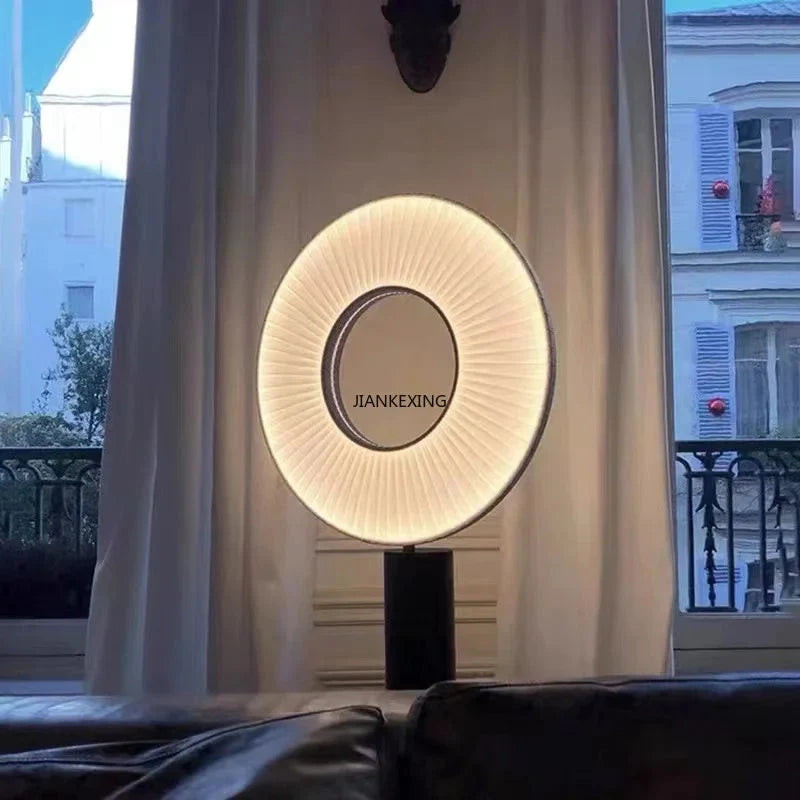 Luminaire Élégant en Fer et Tissu IL582913 - Lampe de Bureau LED Design Moderne-ILLUMEEN.COM