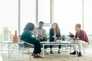 team-brainstorm-meeting-in-bright-sunny-office-ILLUMEEN.COM